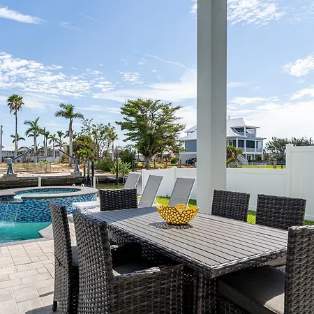 Canal-Front Luxury: Pool, Spa & Steps To Beach